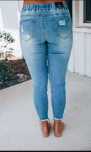 Load image into Gallery viewer, Leslie Jogger Distressed Jeans
